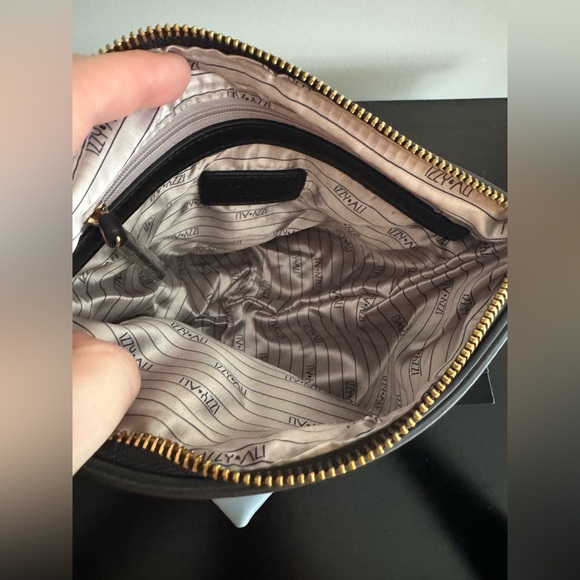 NWT Izzy & Ali Clutch/Wristlet Bag - Picture 4 of 5